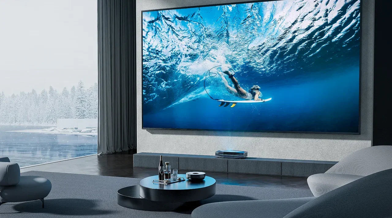 Vidéoprojecteur home cinéma affichant une scène sous-marine sur grand écran dans un salon moderne.